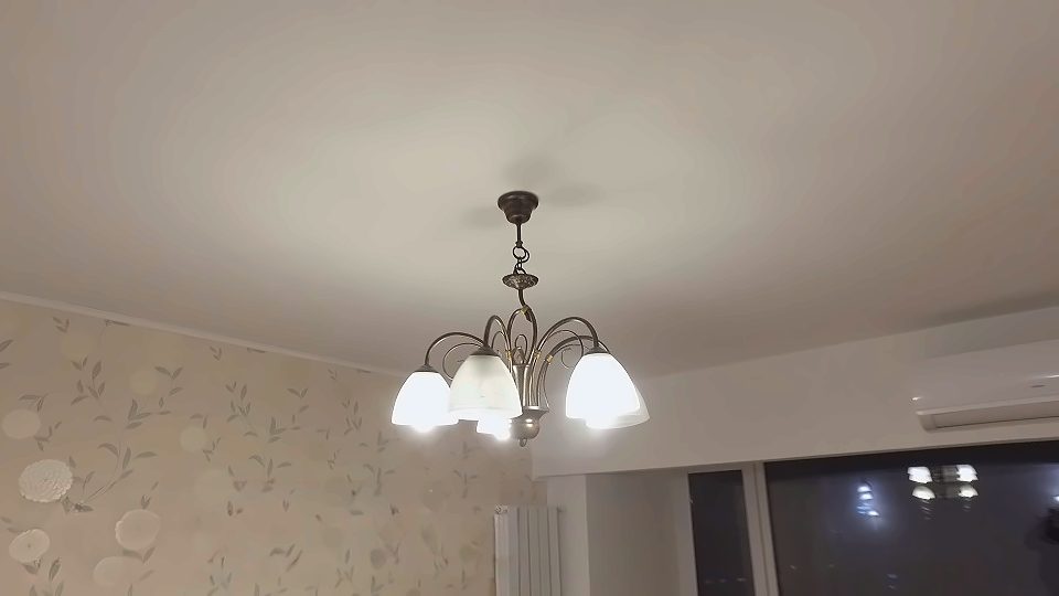 Cameră renovată cu lustră nouă și pereți drepți, apartament din zona Piața Alba Iulia, Sectorul 3