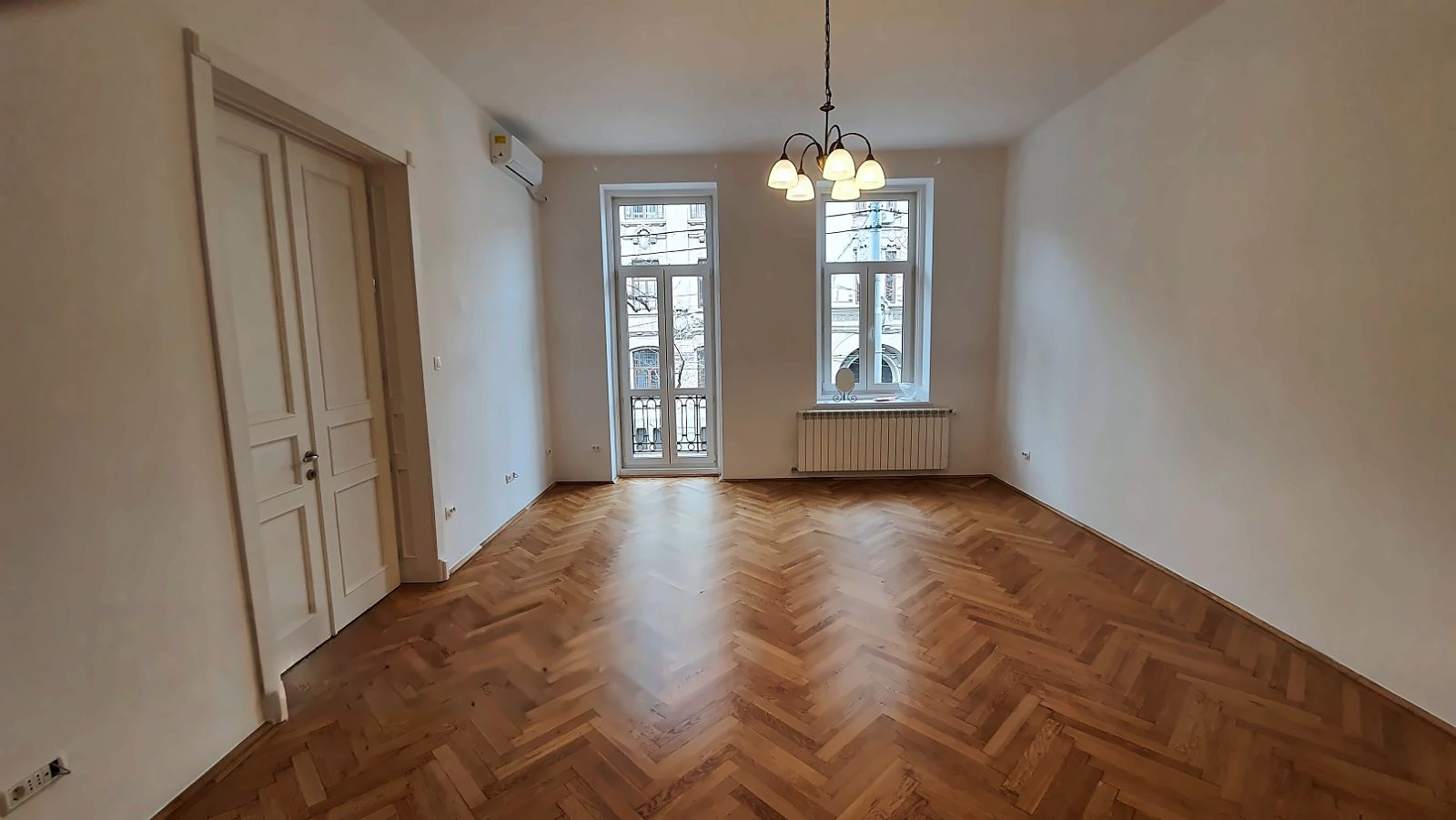 Living renovat cu parchet în model os de pește, într-un apartament de 5 camere din centrul Bucureștiului