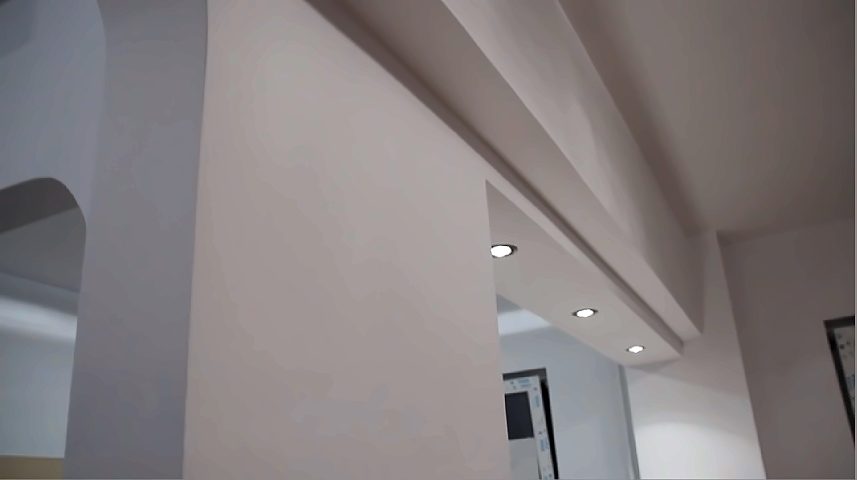 Tavan din gips-carton cu spoturi încastrate și arcadă, apartament de 2 camere din Sectorul 1